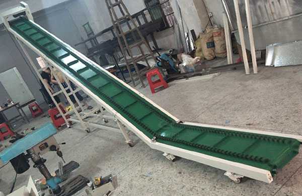 大傾角帶（dài）式（shì）輸送機