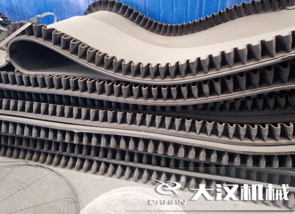 裙邊（biān）皮（pí）帶輸送機